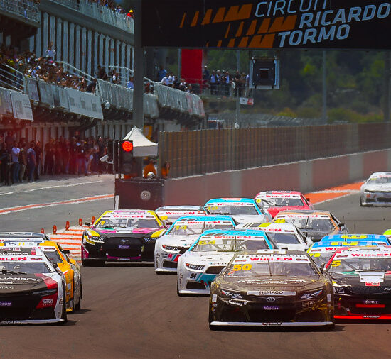 The 2023 Euro NASCAR starter has been a crazy one, in Valencia, Spain, under high temperatures, with great battles on track!