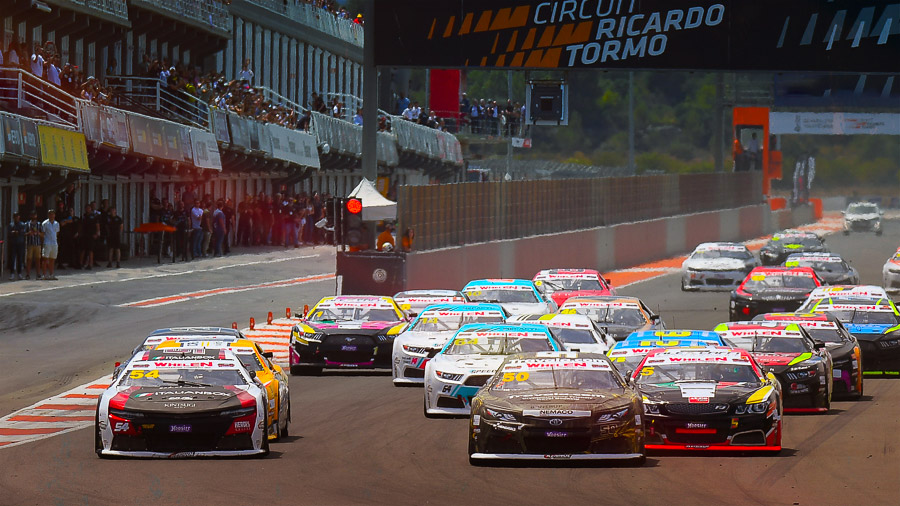 The 2023 Euro NASCAR starter has been a crazy one, in Valencia, Spain, under high temperatures, with great battles on track!