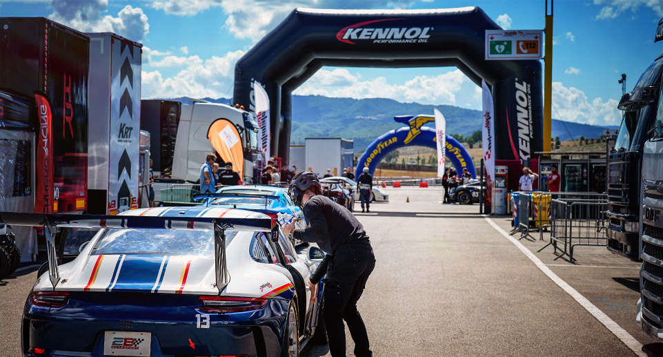 Le week-end italien fut extatique pour KENNOL le week-end dernier : podiums à Imola et au Mugello, sous des conditions météorologiques très différentes, grâce aux huiles KENNOL ULTIMA !