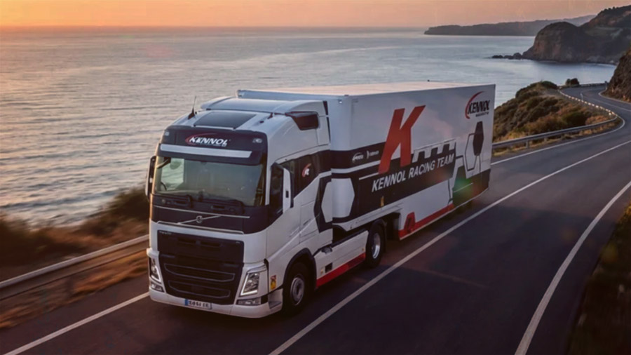 Du désert du Dakar aux autoroutes européennes, les contraintes changent. Mais l’exigence reste la même : avancer, sans compromis. C’est dans cet esprit que KENNOL développe ses lubrifiants pour Poids-Lourds.